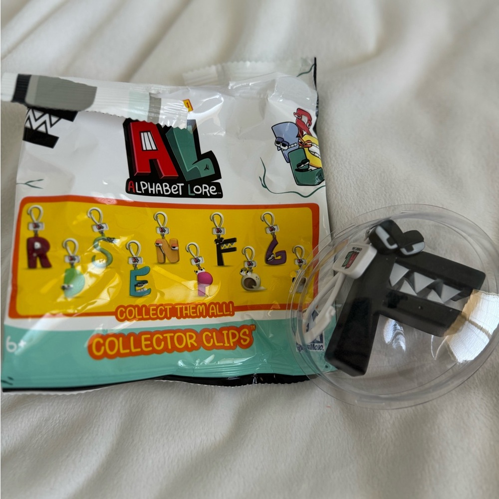 Alphabet Lore Collector Clip blind bag. Letter F.